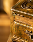 Close-up of the gold lacquer, rounded edge and carved detail