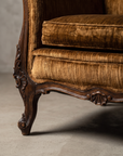 Detail of the carved front leg, shell knee, and apron