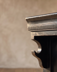 Close-up of the black lacquer end moulding and bracket