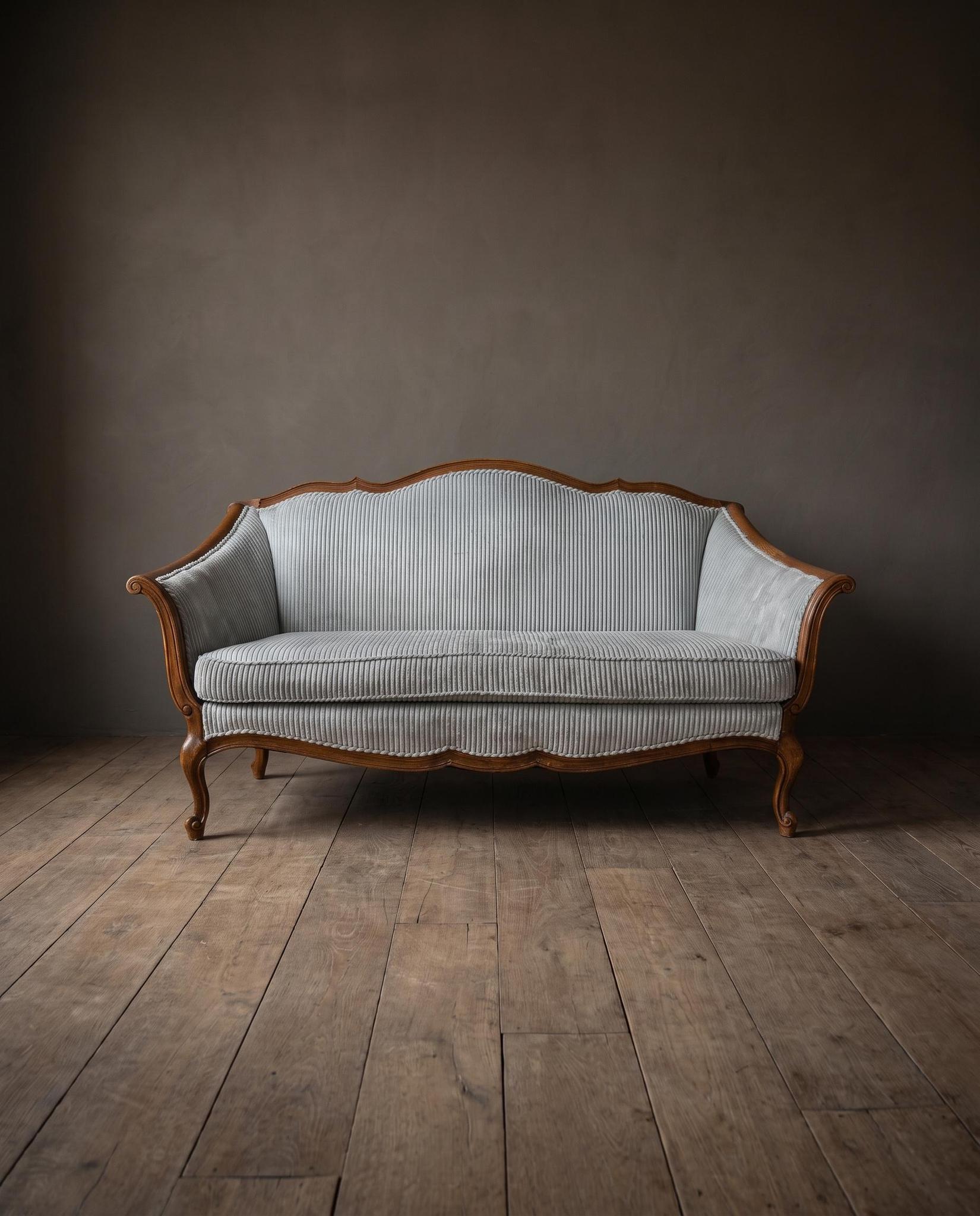 The Chantilly Settee