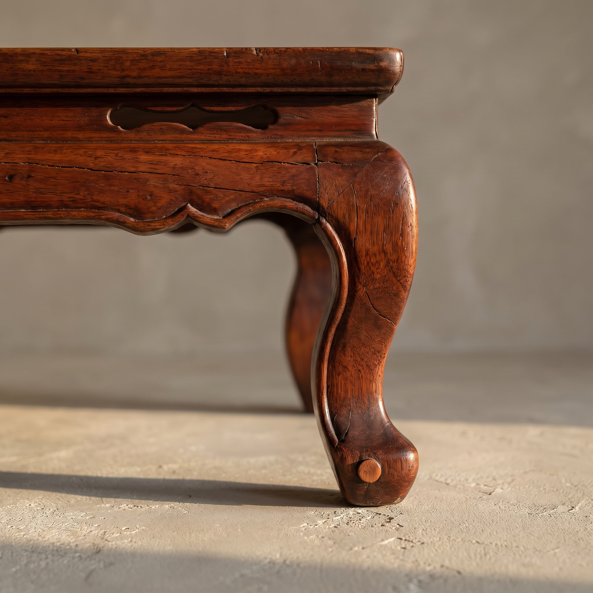 Close-up of the kang table's leg, apron, and ruyi cloud cutout