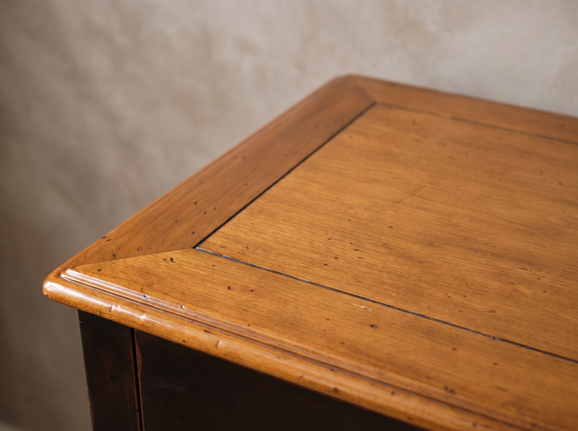 Detail of the natural wood top with dark inlay banding
