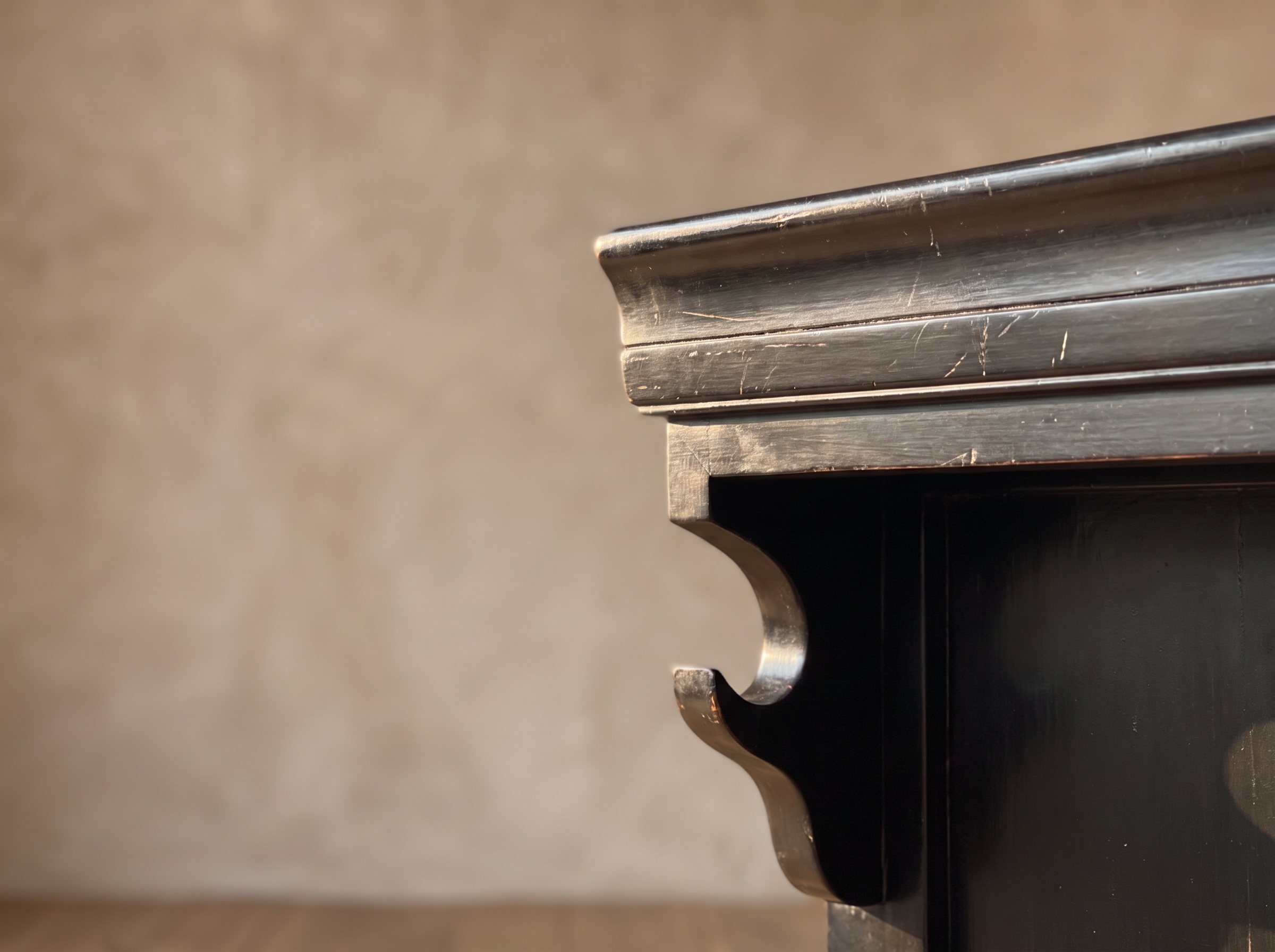 Close-up of the black lacquer end moulding and bracket