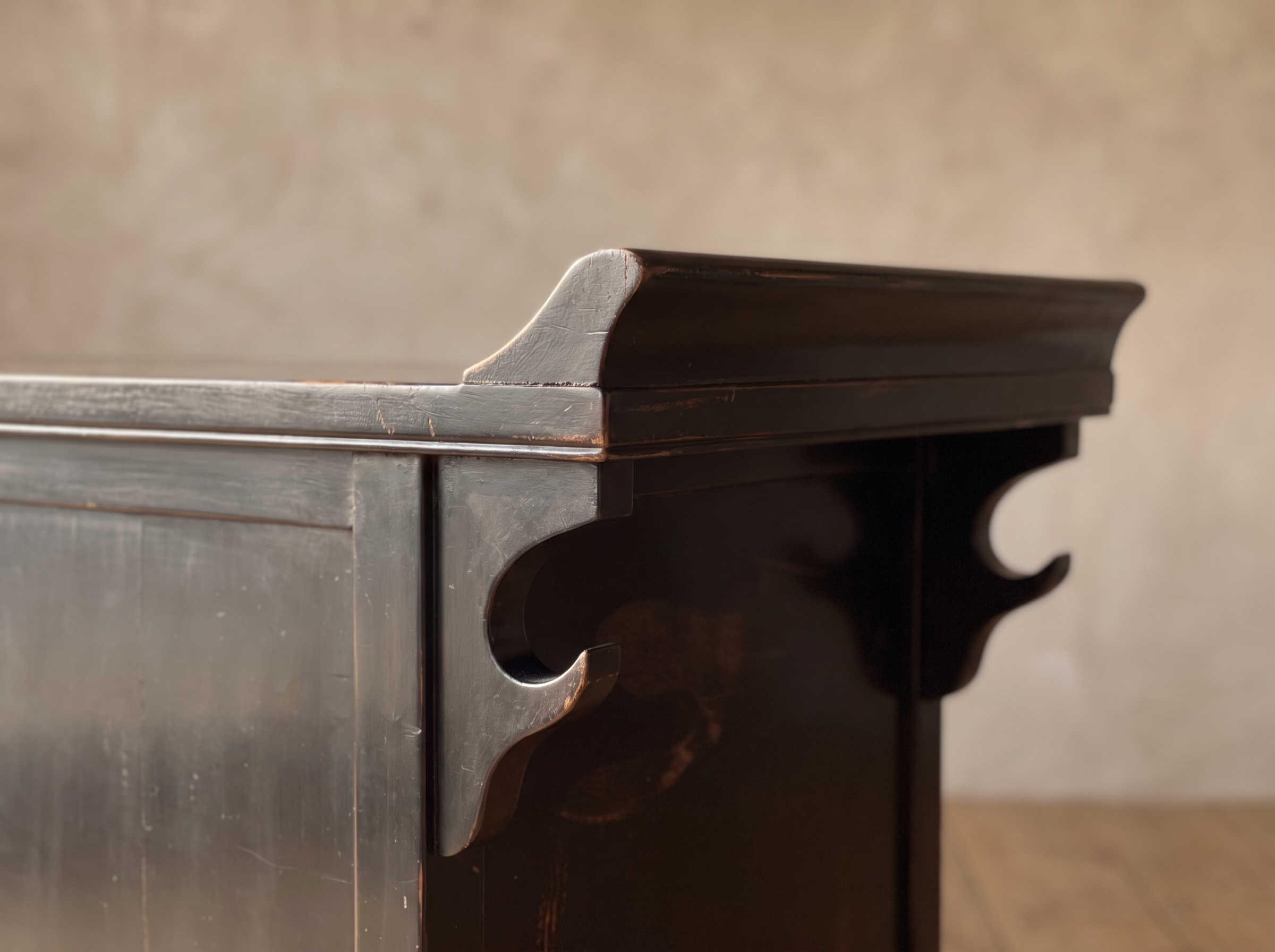 Detail of the upturned top end and carved cloud-scroll brackets