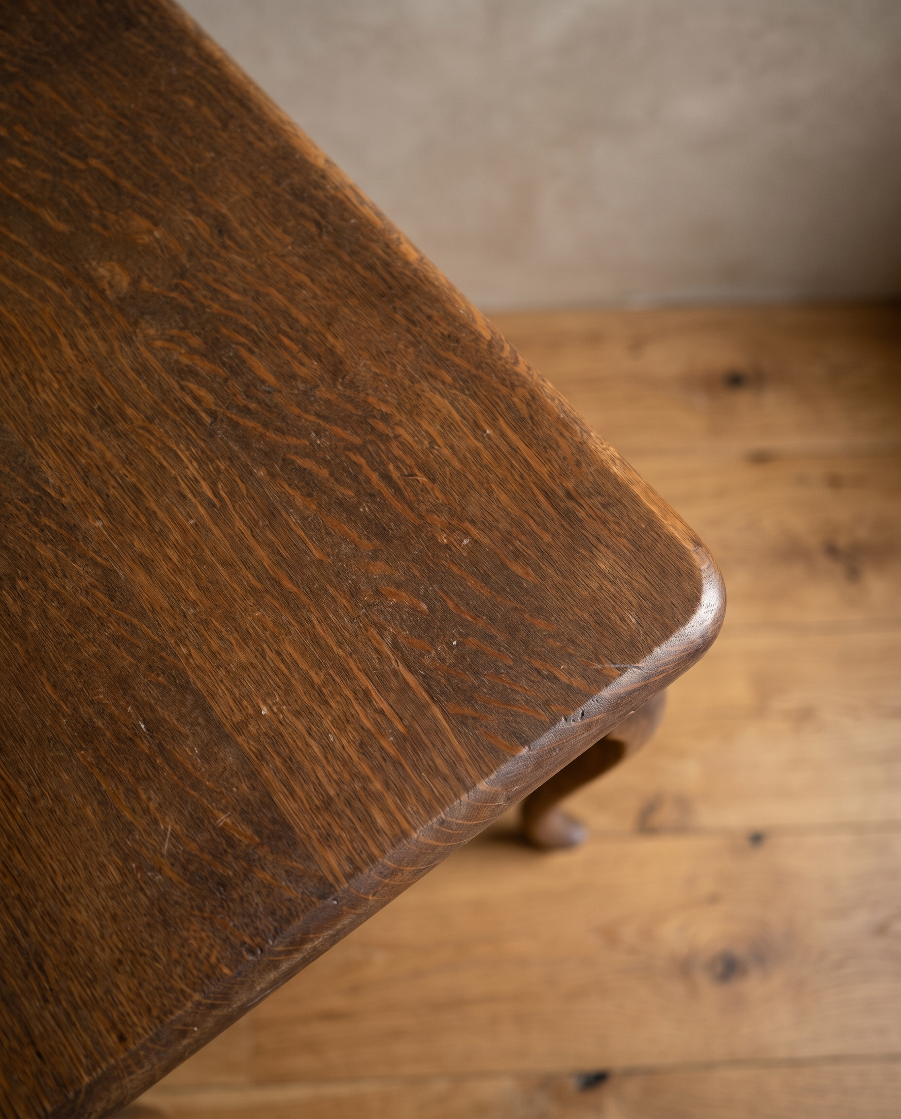 Close-up of the quarter-sawn oak ray fleck and rounded corner of the desktop